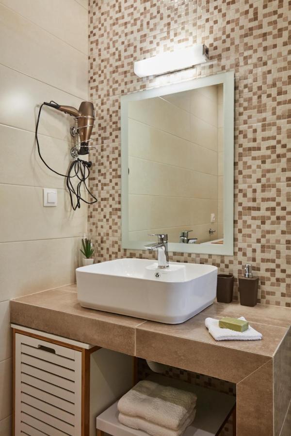 F & B Collection - Flat For 4 Apartment